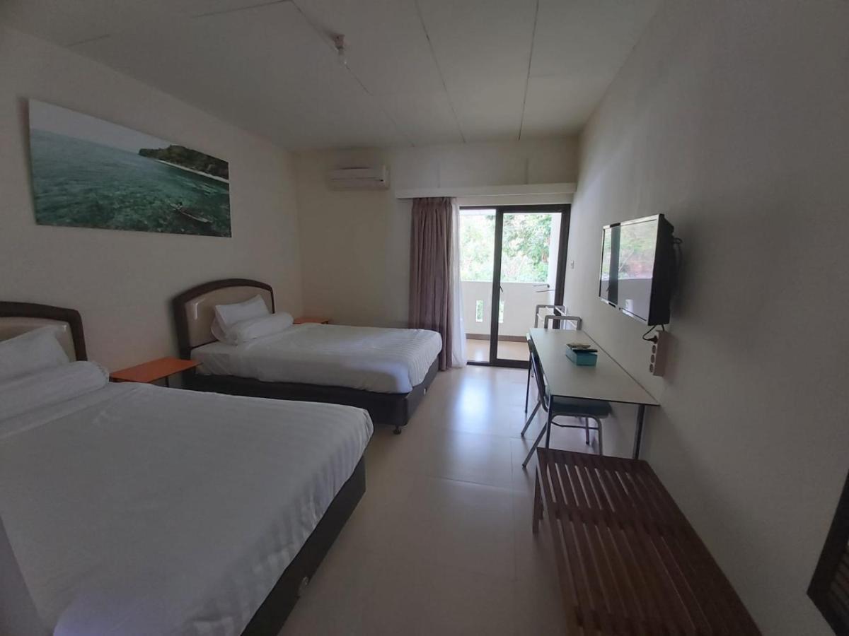 Hotel Larensia Лабуан-Бахо Экстерьер фото