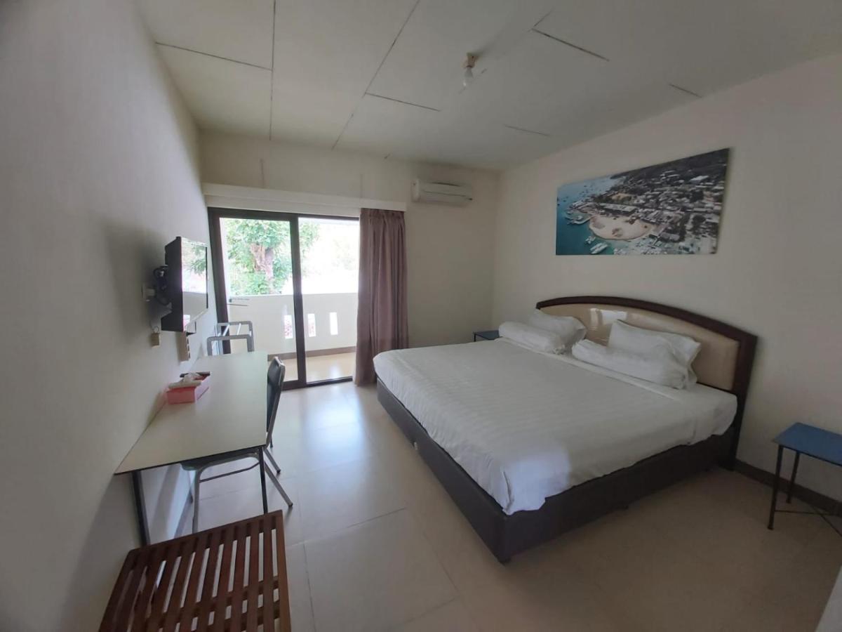 Hotel Larensia Лабуан-Бахо Экстерьер фото